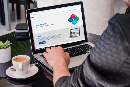 Laptop met isource website
